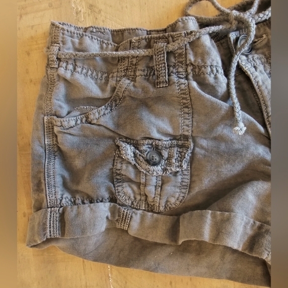 Vintage American Eagle Shorts in Washed Gray. Size 6 - Picture 4 of 10
